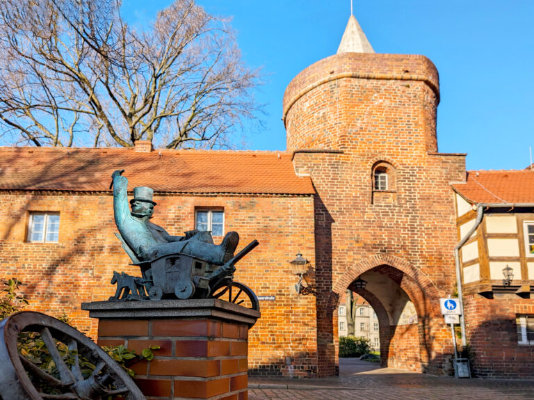 Denkmal des Cottbuser Postkutschers an der Stadtmauer