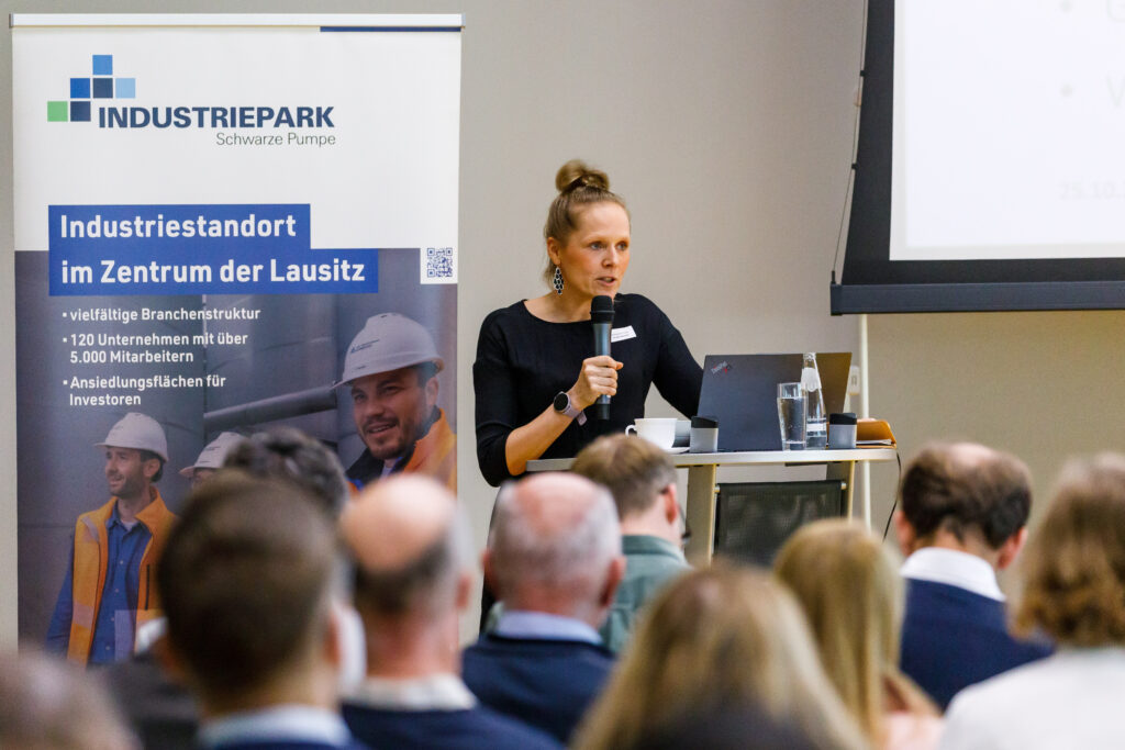 Maria Marquardt spricht zum Thema Net Zero Valley vor einem Publikum.