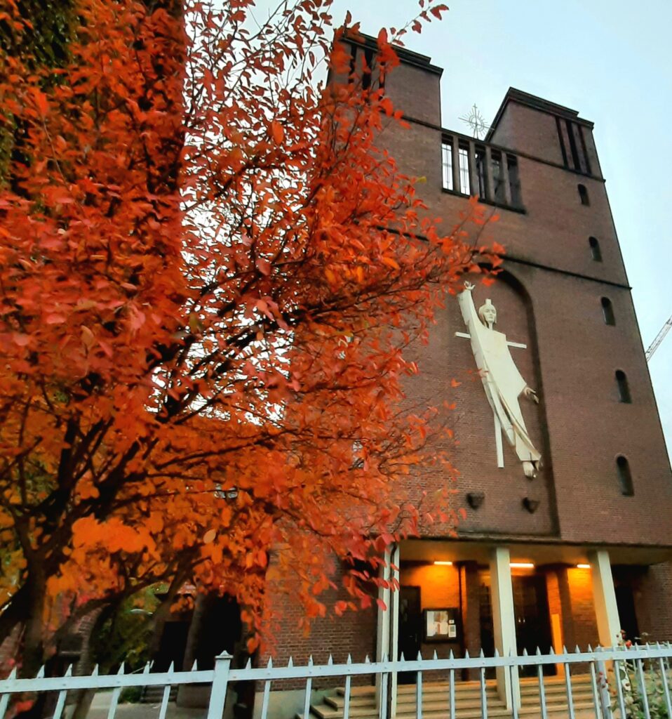 Propsteikirche St. Maria Friedenskönigin im Herbst