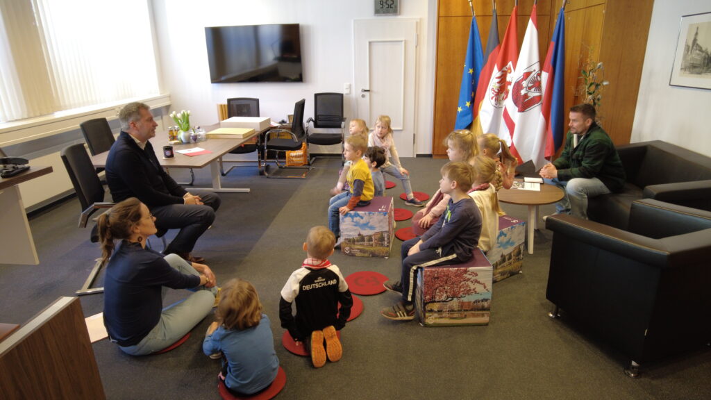 Vorschulkinder der Kita Reggiohaus Emilia besuchen das Rathaus