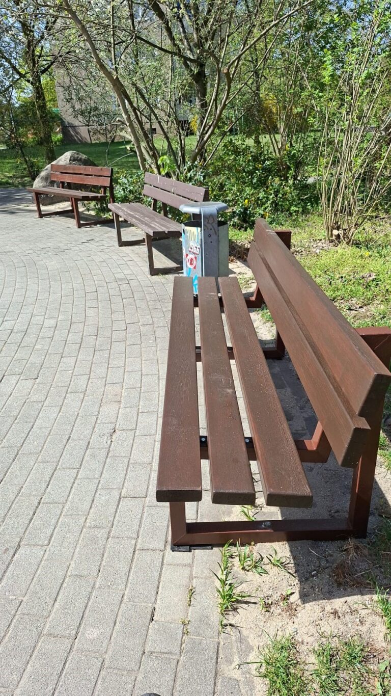 Schmellwitzer Schüler möbeln Bänke für Spielplatz auf