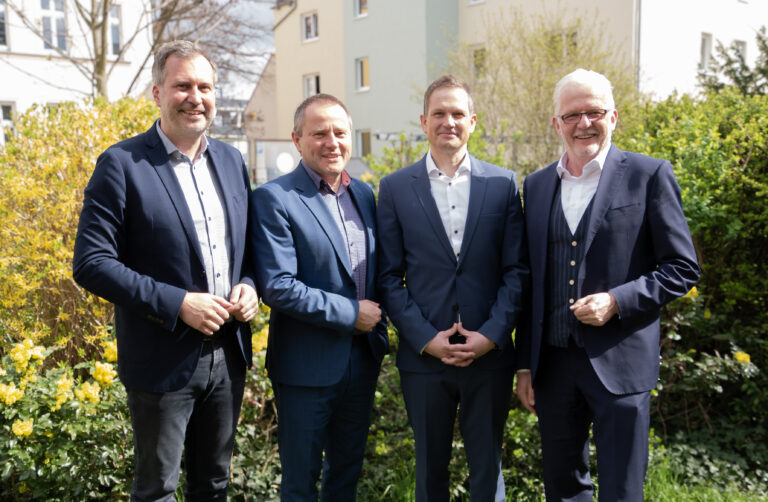 v.l. Tobias Schick (Oberbürgermeister der Stadt Cottbus), Marten Eger (Technischer Geschäftsführer der LWG), Se-bastian Lindner (designierter Kaufmännischer Geschäftsführer der LWG) und Jens Meier-Klodt (Kaufmännischer Ge-schäftsführer der LWG)