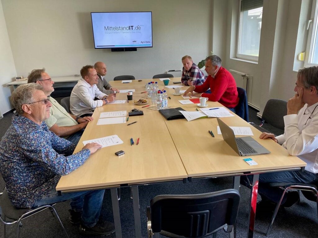 Wirtschaftsdialog mit Agro Data: (v. l.) Wolfgang Paulitz, Ralf Michael Rackwitz, Robert Krautz, Daniel Paulitz, Sacha Krauz, Oberbürgermeister Tobias Schick, Tim Berndt (EGC)