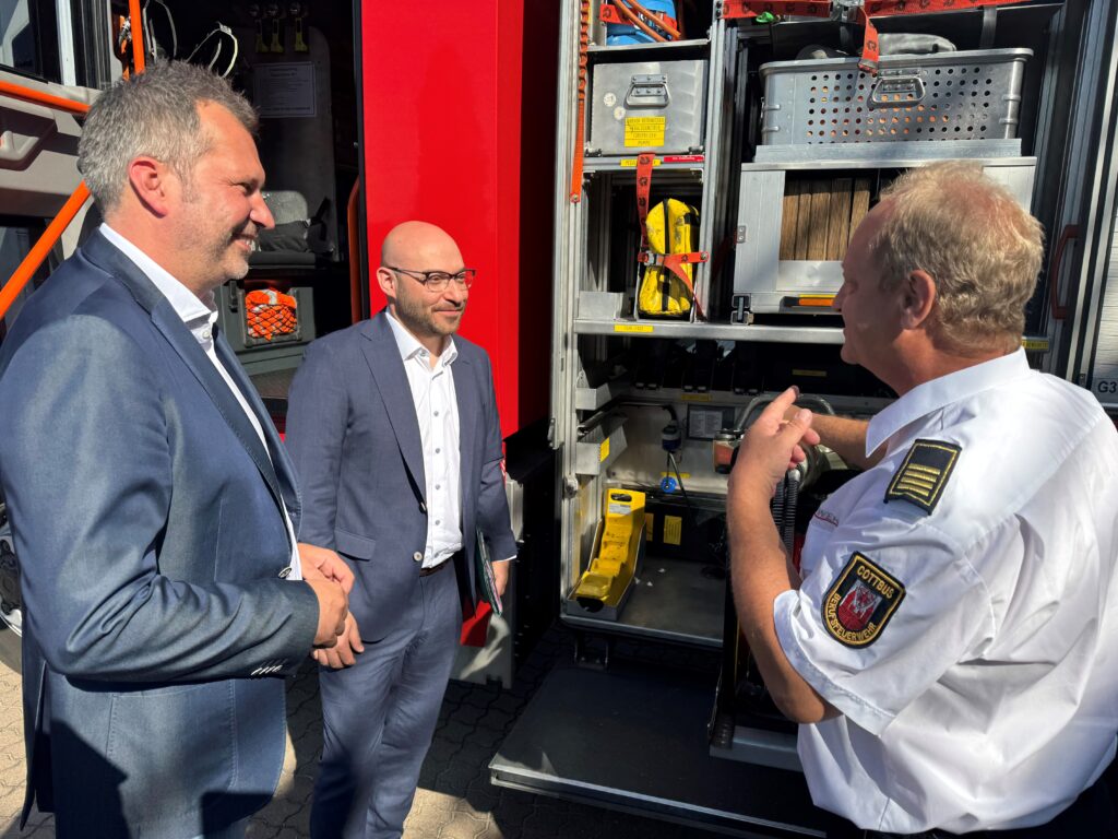 Minister René Wilke im Gespräch mit dem Cottbuser OB Tobis Schick und Feuerwehrchef Jörg Specht.