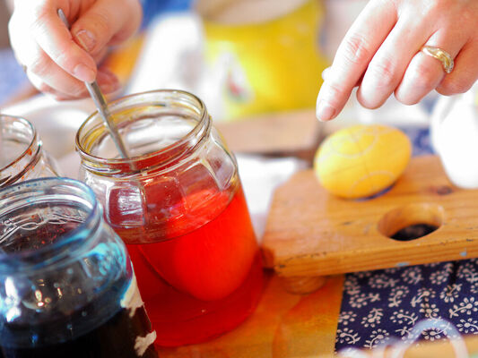 Mit Feder, Wachs und Farbe – Klassische sorbische Ostereier in Wachsbatiktechnik