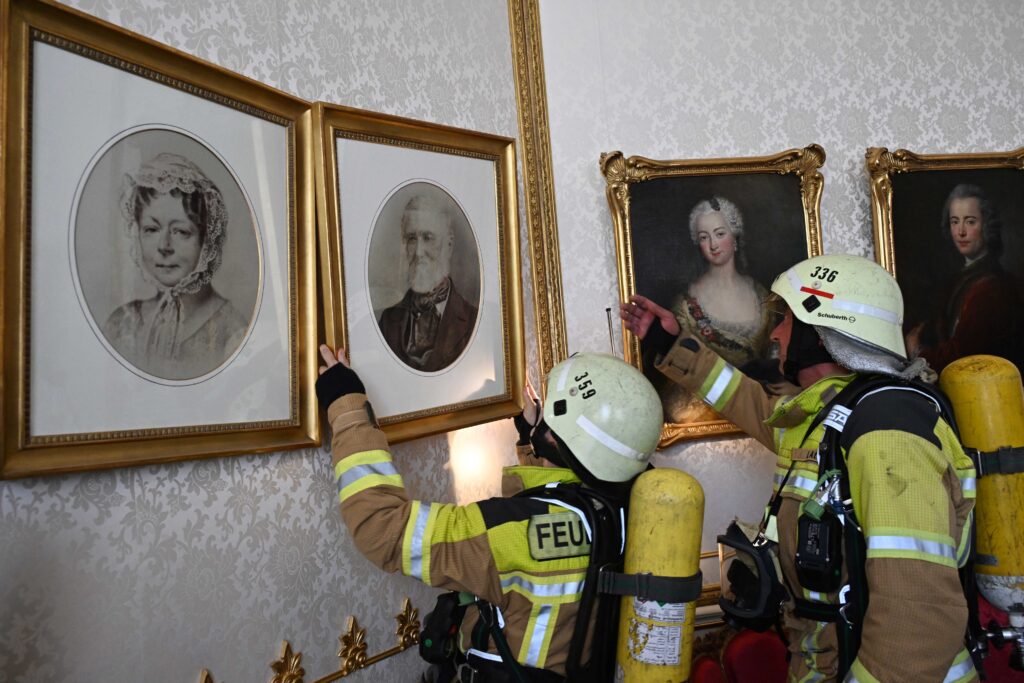 Kulturgutrettung bei einer Feuerwehrübung im Schloss Branitz