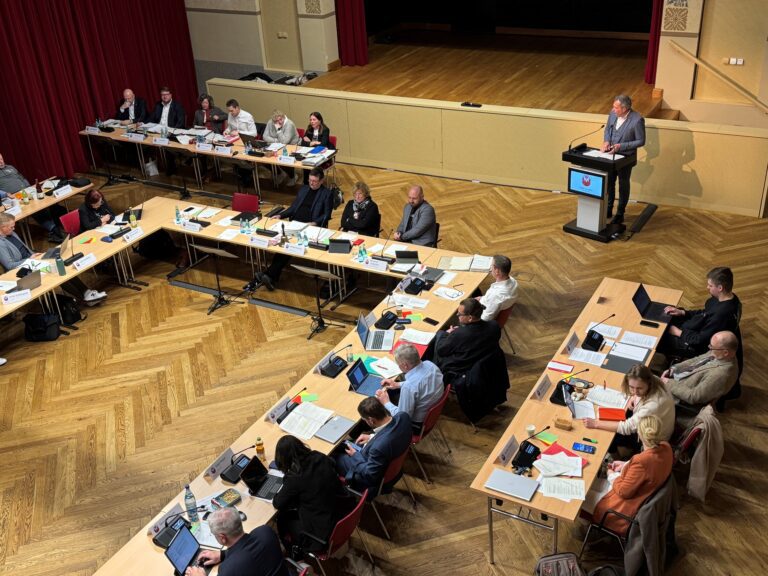 Oberbürgermeister auf der 15. Tagung der Stadtverordnetenversammlung