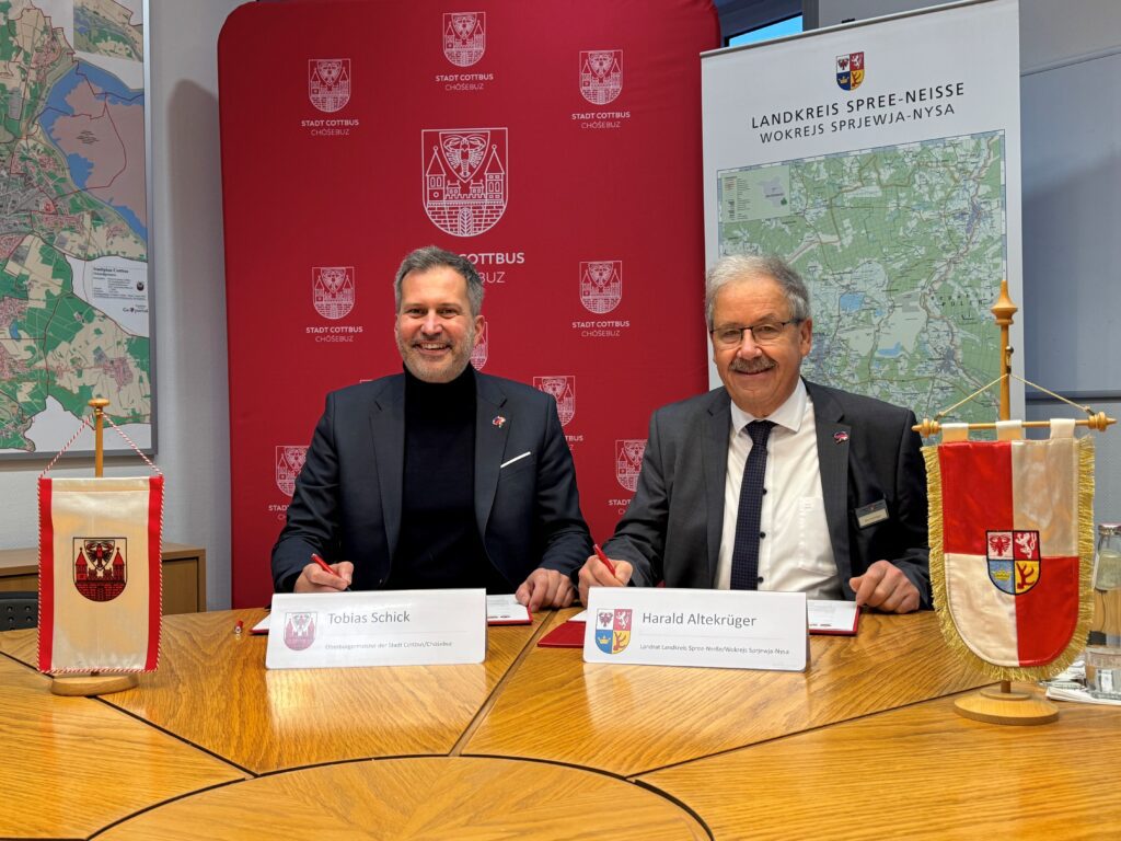 OB Tobias Schick und Landrat Harald Altekrüger unterzeichnen die Kooperationsvereinbarung zur Grünen Woche