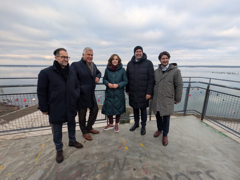 Staatsministerin Kaiser und Oberbürgermeister Schick am Merzdorfer Turm – Austausch zur Zukunft des Cottbuser Ostsees