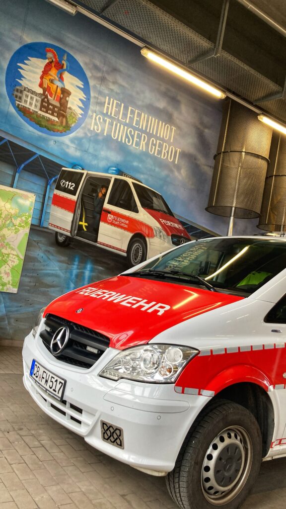 ELW mit Wandgemälde der Feuer- und Rettungswache 1