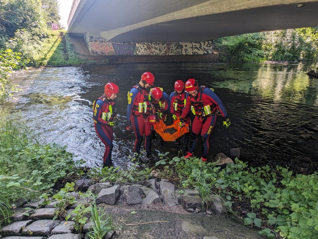 16d033700fc6dca5a57e73249cc5c43c7fb80f353947a1ea173c4e66f78483c5.jpg#Brücke Franz-Mehring-Straße, Cottbus, #Schneckenreiter, #Strömungsrettereinheit findet fehlenden Kopf un Ellenbogen vom Schneckenreiter, #Vandalismus