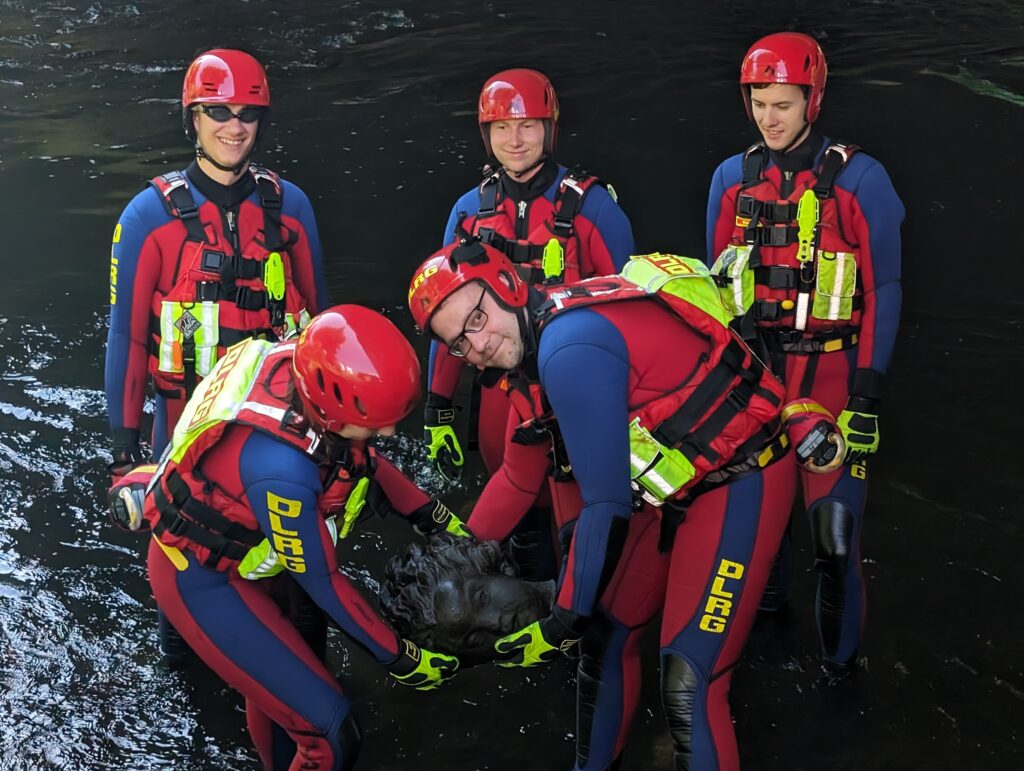 a4aad41fbf62c26f3d8be50dc84937ddad757ef4735ab9eec9dbfe45f59aaf13.jpg#Brücke Franz-Mehring-Straße, Cottbus, #Schneckenreiter, #Strömungsrettereinheit findet fehlenden Kopf un Ellenbogen vom Schneckenreiter, #Vandalismus