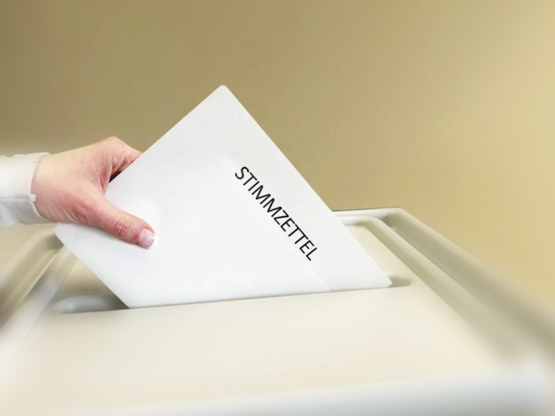 c17525fb85baa4b28a3ca4cf179a8031b22e7a833a231e98165861514d6d62b1.jpg#Kampagne, #Wahl, #Wahlhelfer, #Wahlurne